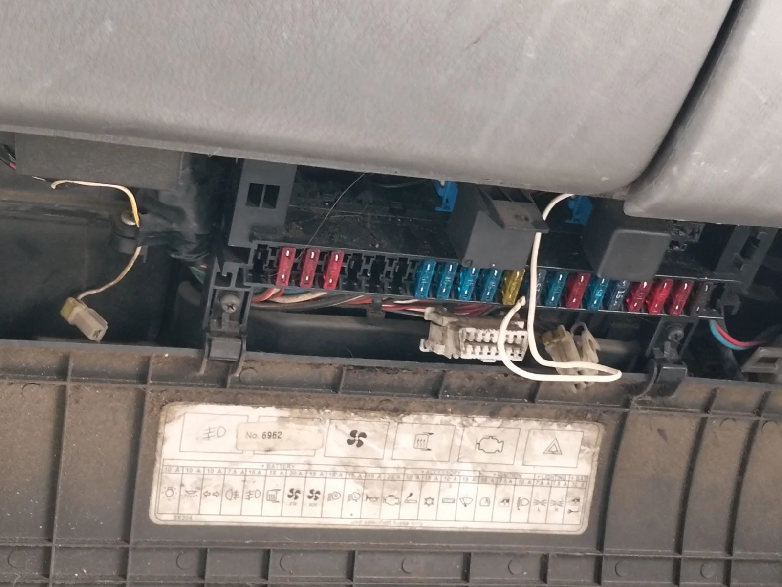 Foto de CAJA RELES / FUSIBLES NISSAN CABSTAR E 3.0 Diesel (120 CV / 88 KW)