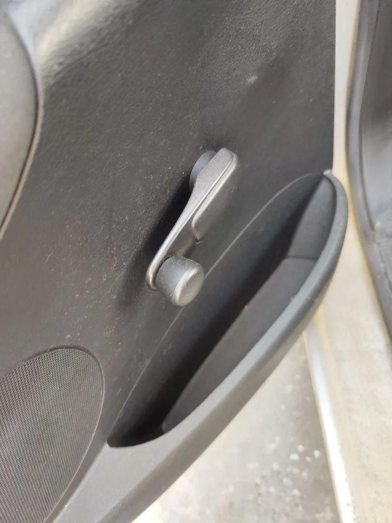 Foto de MANETA ELEVALUNAS TRASERA IZQUIERDA PEUGEOT 207 1.4 HDi (68 CV / 50 KW)