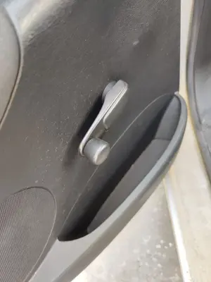 Foto de MANETA ELEVALUNAS TRASERA IZQUIERDA PEUGEOT 207 1.4 HDi (68 CV / 50 KW)