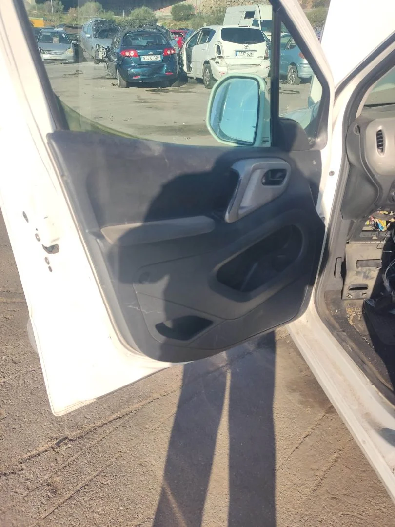 Foto de GUARNECIDO PUERTA DELANTERA IZQUIERDA PEUGEOT PARTNER TEPEE 1.6 16V HDi CAT (9HT / DV6BTED4) (75 CV / 55 KW) referencia 16799817ZM