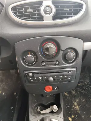 Foto de MANDO CALEFACCION / AIRE ACONDICIONADO RENAULT CLIO III 1.5 dCi Diesel FAP (75 CV / 55 KW)