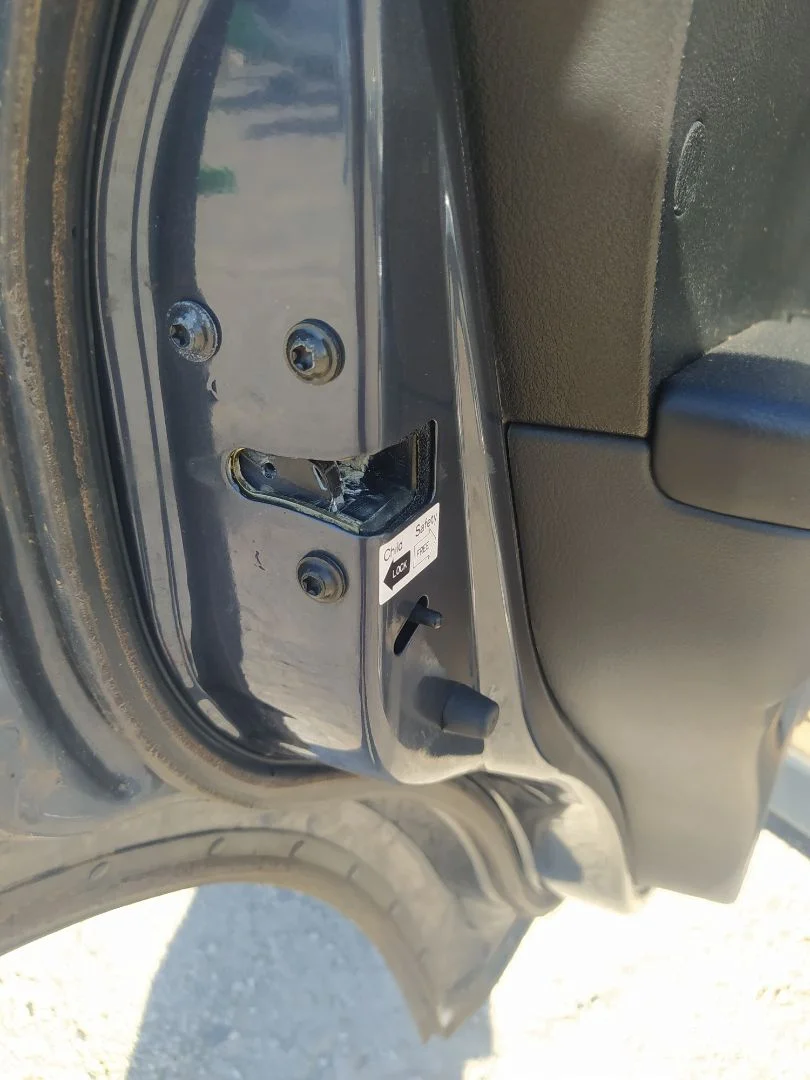 Foto de CERRADURA PUERTA TRASERA IZQUIERDA SSANGYONG ACTYON 2.0 TD CAT (141 CV / 104 KW)