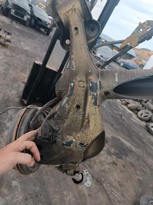 Foto de PUENTE TRASERO OPEL CORSA E foto 3