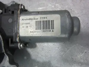 Foto de ELEVALUNAS TRASERO IZQUIERDO NISSAN QASHQAI (J10) 2.0 dCi Turbodiesel CAT (150 CV / 110 KW) referencia 402191A foto 2