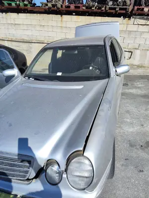 Foto de CAPO MERCEDES-BENZ CLASE E (BM 210) BERLINA 3.2 CDI CAT (197 CV / 145 KW) referencia A210880095728 foto 3