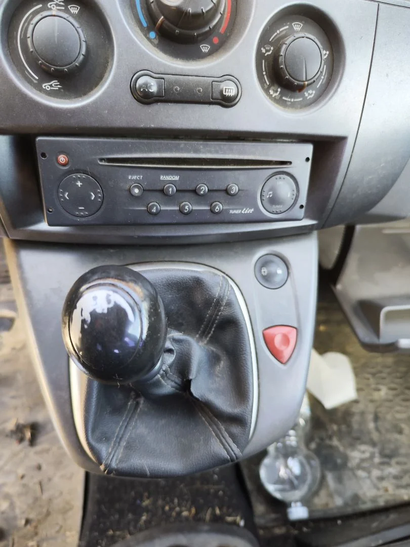 Foto de SISTEMA AUDIO / RADIO CD RENAULT SCENIC II (JM) 1.9 dCi Diesel (120 CV / 88 KW)