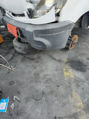 Foto de PARAGOLPES DELANTERO RENAULT KANGOO I (F/KC0) 1.9 dCi Diesel CAT (84 CV / 62 KW) foto 3