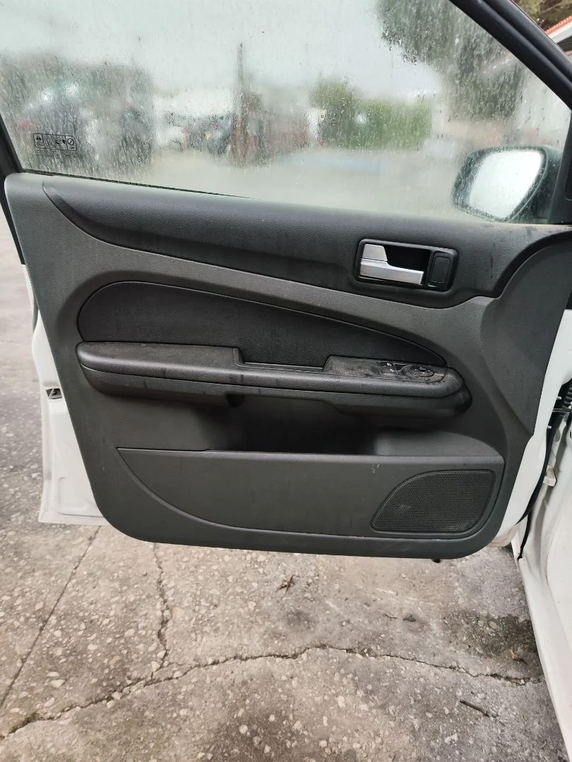 Foto de GUARNECIDO PUERTA DELANTERA IZQUIERDA FORD FOCUS BERLINA (CAP) 1.8 TDCi Turbodiesel CAT (116 CV / 85 KW) referencia 1421485