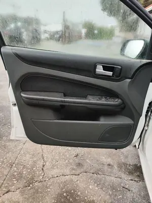 Foto de GUARNECIDO PUERTA DELANTERA IZQUIERDA FORD FOCUS BERLINA (CAP) 1.8 TDCi Turbodiesel CAT (116 CV / 85 KW) referencia 1421485 foto 1