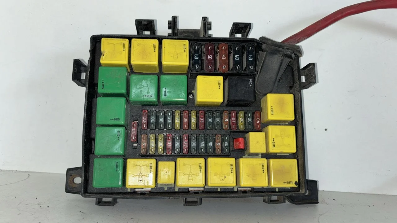 Foto de CAJA RELES / FUSIBLES LAND ROVER RANGE ROVER (LP) referencia 142046052896
