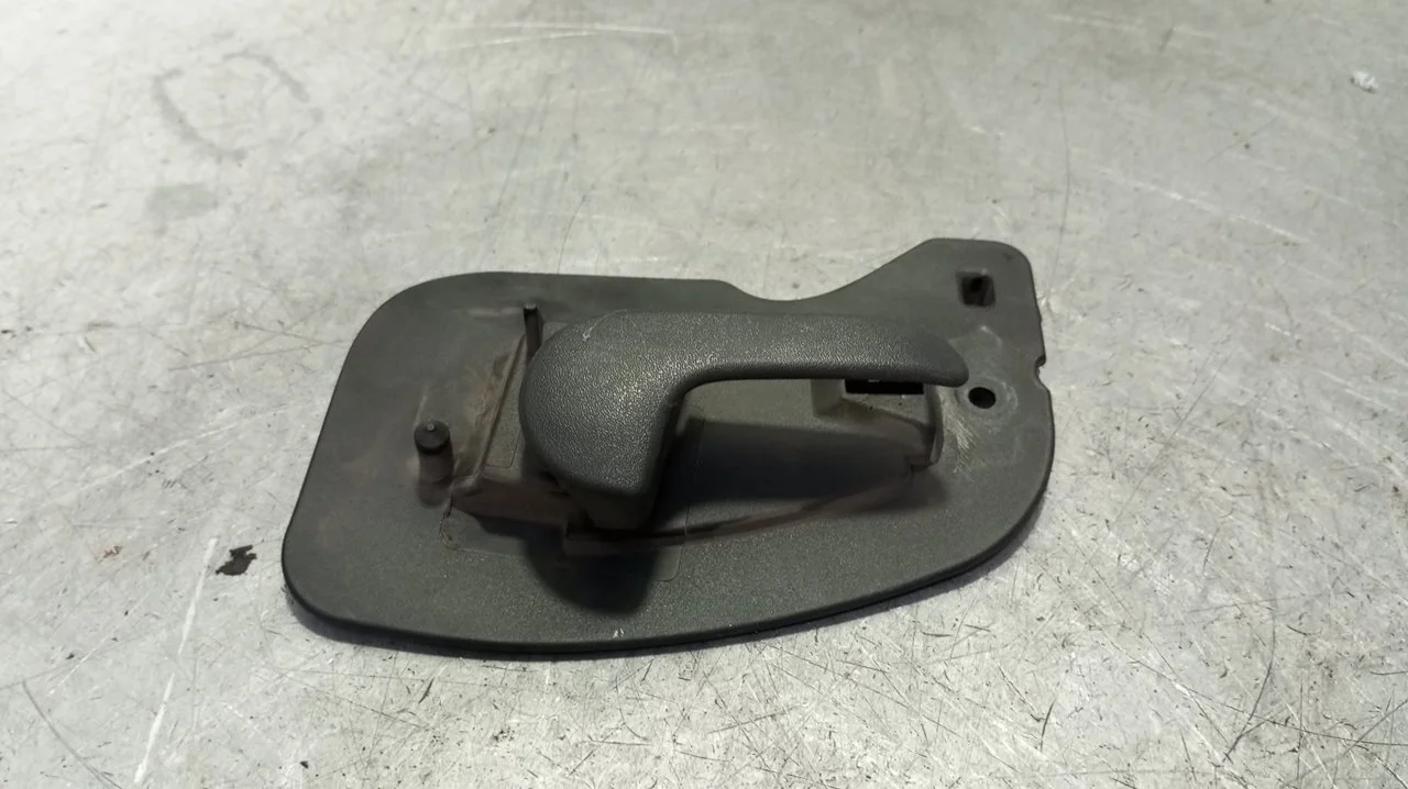 Foto de MANETA INTERIOR DELANTERA DERECHA OPEL CORSA C 1.2 16V CAT (Z 12 XE / LW4) (75 CV / 55 KW) referencia 13104264