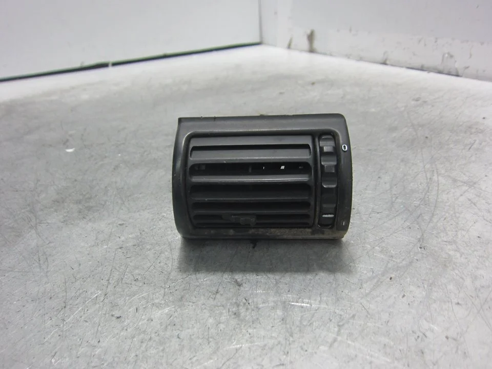 Foto de REJILLA AIREADORA BMW SERIE 3 COMPACTO (E36) 1.9 CAT (105 CV / 77 KW) referencia 64228390218