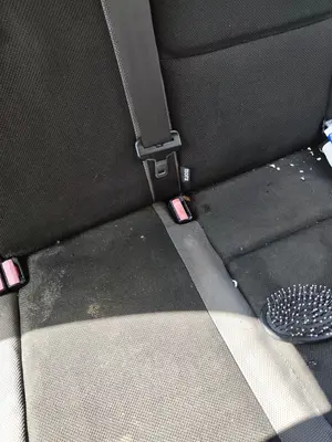 Foto de ENGANCHE CINTURON TRASERO IZQUIERDO PEUGEOT 207 1.6 16V HDi (90 CV / 66 KW)