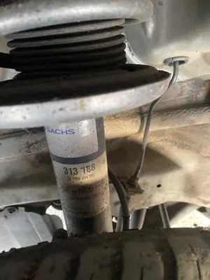 Foto de BRAZO SUSPENSION DELANTERO IZQUIERDO MITSUBISHI COLT CZ3 BERL. 5 (Z30A) 1.3 CAT (95 CV / 70 KW)