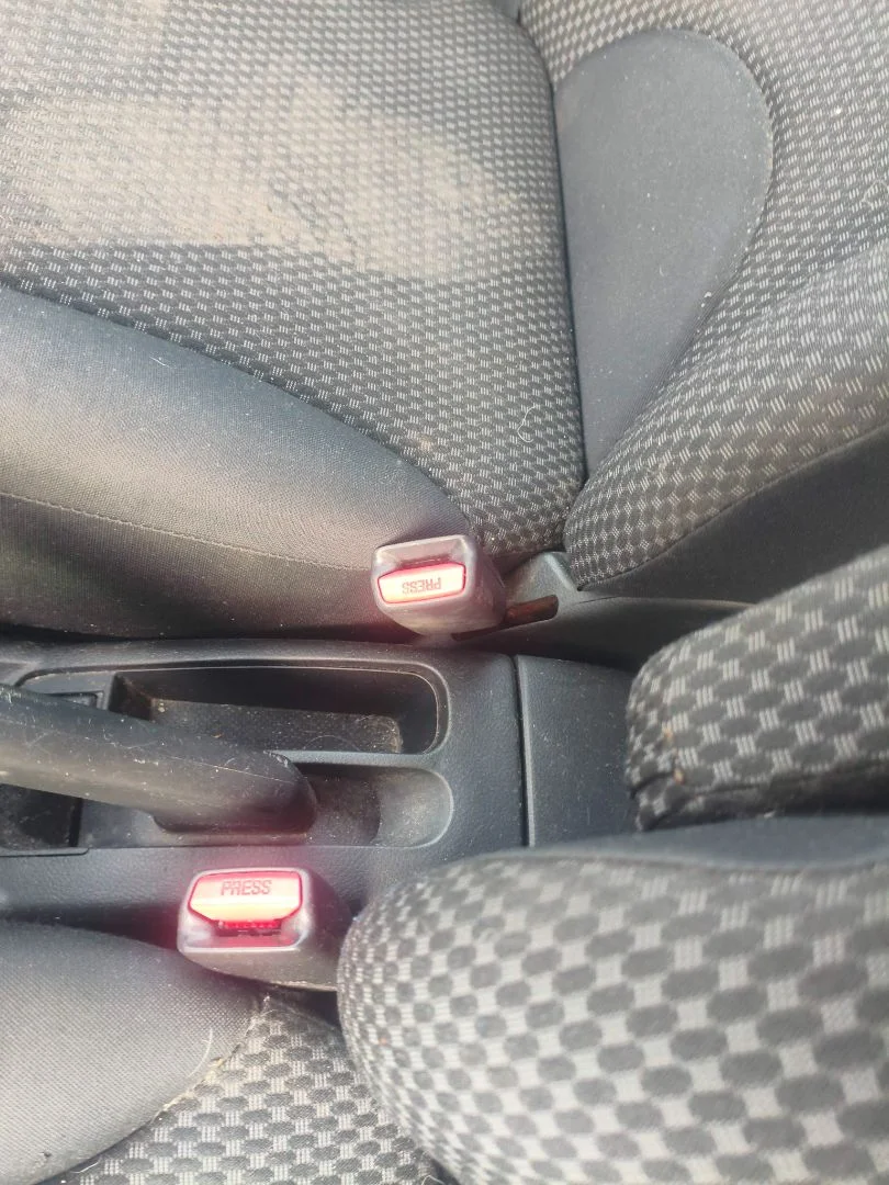 Foto de ENGANCHE CINTURON DELANTERO DERECHO NISSAN NOTE (E11E) 1.4 CAT (88 CV / 65 KW)
