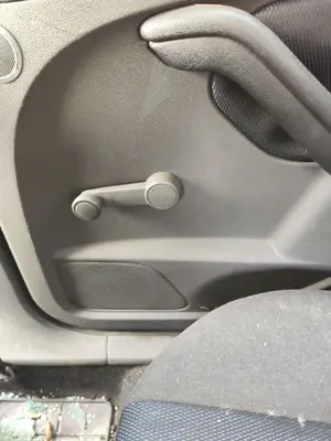 Foto de MANETA ELEVALUNAS TRASERA DERECHA FORD FOCUS BERLINA (CAP) 1.8 TDCi Turbodiesel CAT (116 CV / 85 KW)