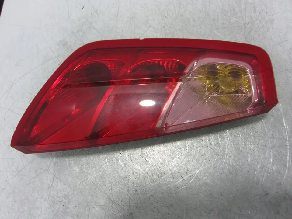 Foto de PILOTO TRASERO IZQUIERDO FIAT GRANDE PUNTO (199) 1.9 8V JTD CAT (131 CV / 96 KW) referencia 51701589