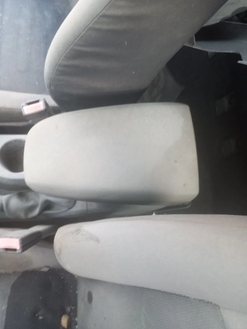 Foto de APOYABRAZOS CENTRAL FORD FOCUS BERLINA (CAP) 1.6 TDCi CAT (109 CV / 80 KW)