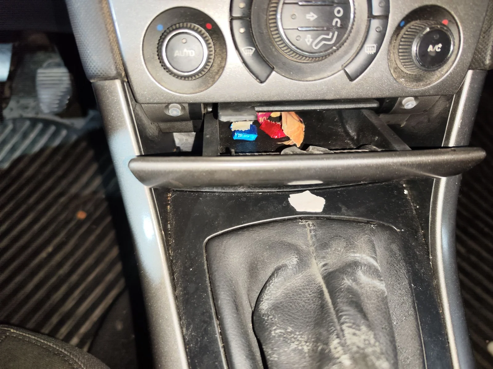 Foto de CENICERO PEUGEOT 308 SW 1.6 HDi FAP CAT (9HZ / DV6TED4) (109 CV / 80 KW) referencia 9658691077