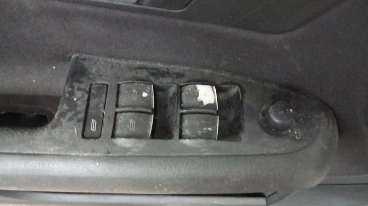 Foto de MANDO ELEVALUNAS DELANTERO IZQUIERDO AUDI A4 BERLINA (8E) 1.9 TDI (131 CV / 96 KW) referencia 8Z0959851