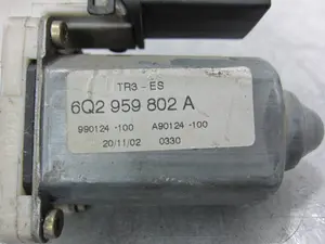 Foto de MOTOR ELEVALUNAS DELANTERO IZQUIERDO SEAT IBIZA (6L1) 1.2 (64 CV / 47 KW) referencia 6Q2959802A foto 2