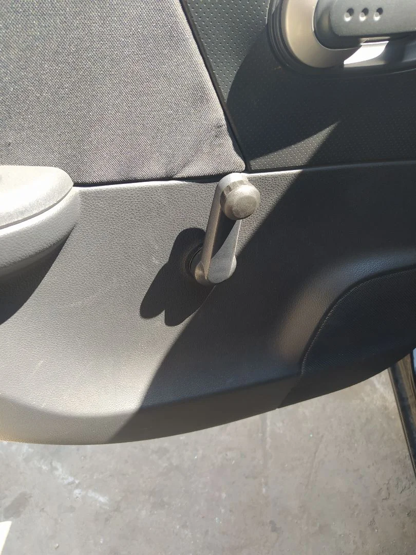 Foto de MANETA ELEVALUNAS TRASERA IZQUIERDA NISSAN NOTE (E11E) 1.4 CAT (88 CV / 65 KW)