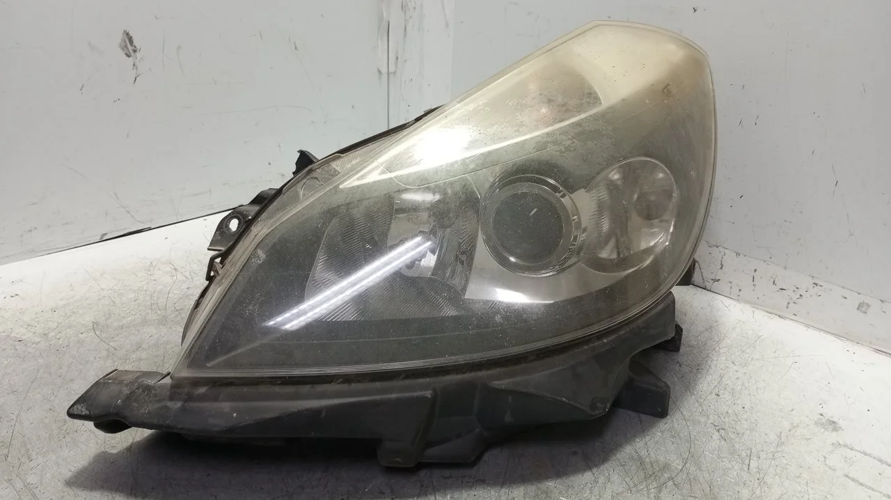 Foto de FARO IZQUIERDO RENAULT CLIO III 1.2 16V (75 CV / 55 KW) referencia 7701070491