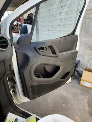 Foto de GUARNECIDO PUERTA DELANTERA DERECHA CITROEN BERLINGO FURGÓN 1.6 Blue-HDI FAP (99 CV / 73 KW)