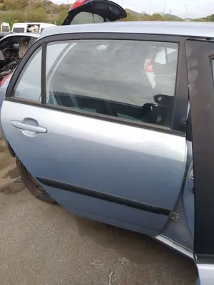Foto de PUERTA TRASERA DERECHA TOYOTA COROLLA (E12) 1.4 16V CAT (97 CV / 71 KW)