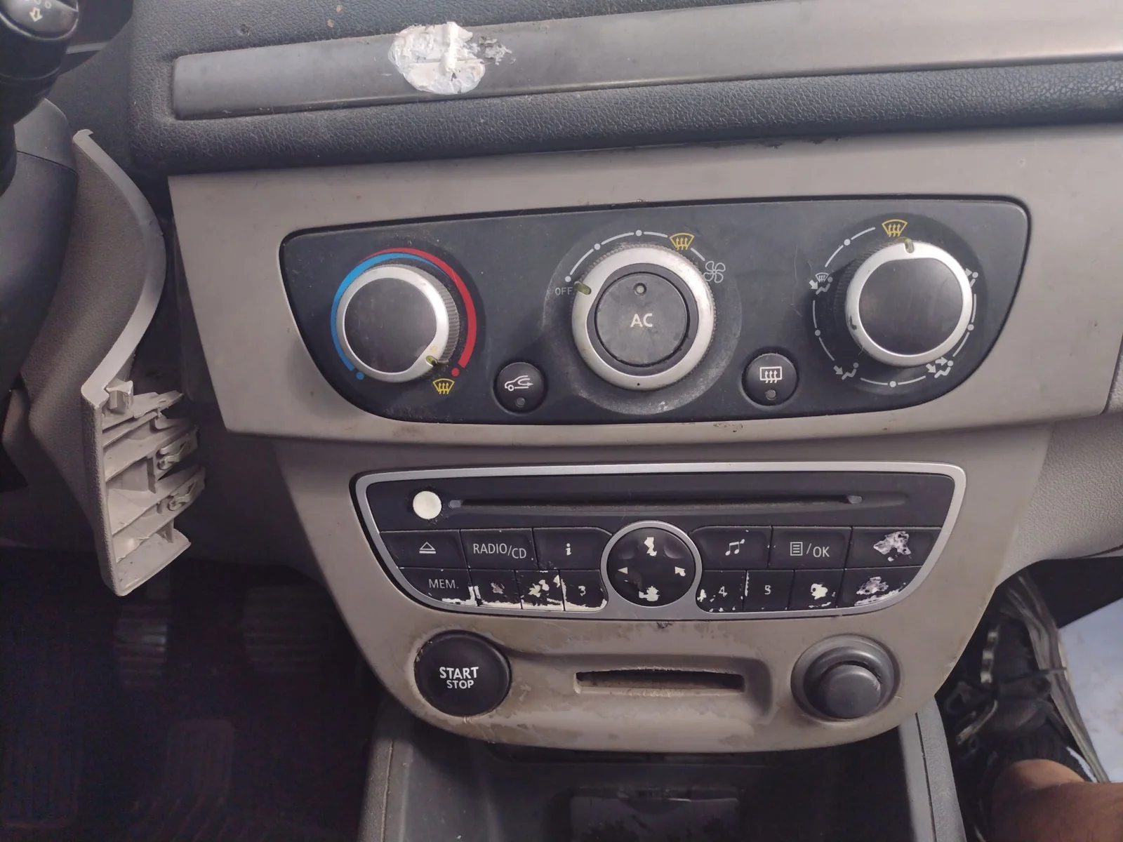 Foto de MANDO CALEFACCION / AIRE ACONDICIONADO RENAULT MEGANE III BERLINA 5P 1.5 dCi Diesel CAT (86 CV / 63 KW)