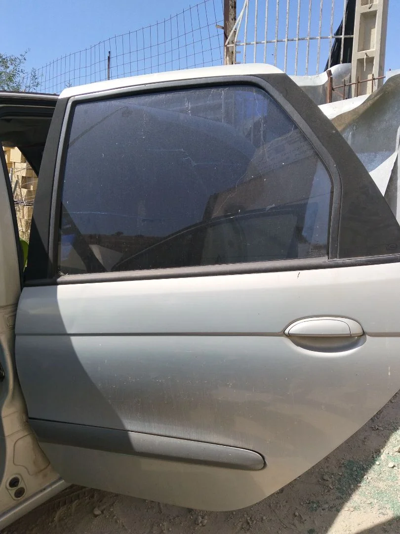 Foto de PUERTA TRASERA IZQUIERDA RENAULT SCENIC I (JA...) 1.9 dCi Diesel CAT (102 CV / 75 KW) referencia 7751472139