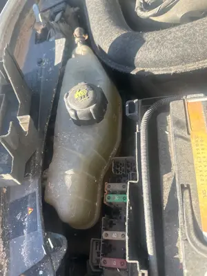 Foto de DEPOSITO EXPANSION RENAULT CLIO III 1.5 dCi Diesel (68 CV / 50 KW)