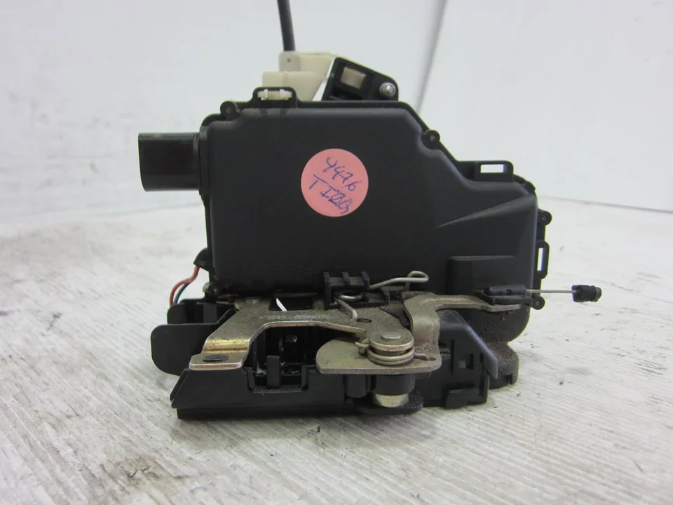 Foto de CERRADURA PUERTA TRASERA IZQUIERDA VOLKSWAGEN GOLF IV BERLINA (1J1)(10.1997) 1.6 (101 CV / 74 KW) referencia Y3B4839015A