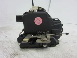 Foto de CERRADURA PUERTA TRASERA IZQUIERDA VOLKSWAGEN GOLF IV BERLINA (1J1)(10.1997) 1.6  (101 CV / 74 KW) referencia Y3B4839015A