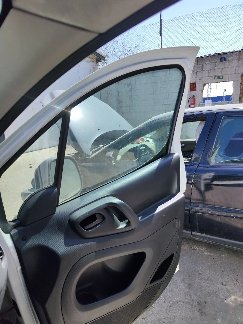 Foto de LUNA DELANTERA DERECHA CITROEN BERLINGO FURGÓN 1.6 16V HDi FAP (75 CV / 55 KW) referencia 9202L6