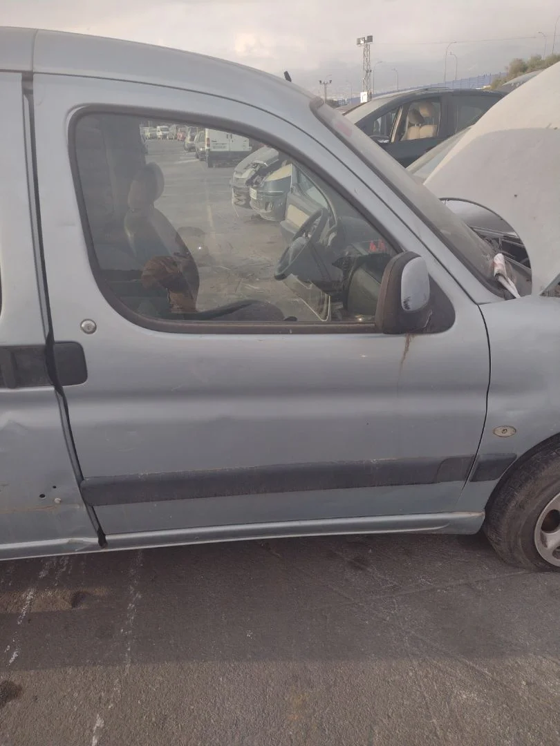 Foto de PUERTA DELANTERA DERECHA PEUGEOT PARTNER (S2) 1.9 Diesel (69 CV / 51 KW) referencia 9839318180