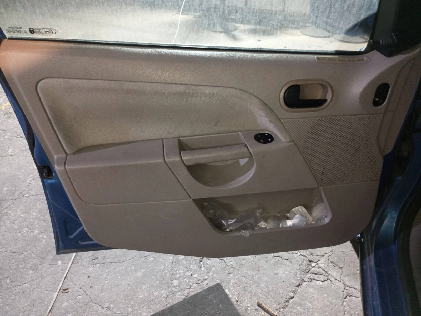 Foto de GUARNECIDO PUERTA DELANTERA IZQUIERDA FORD FIESTA (CBK) 1.25 16V CAT (69 CV / 51 KW) referencia 1378870