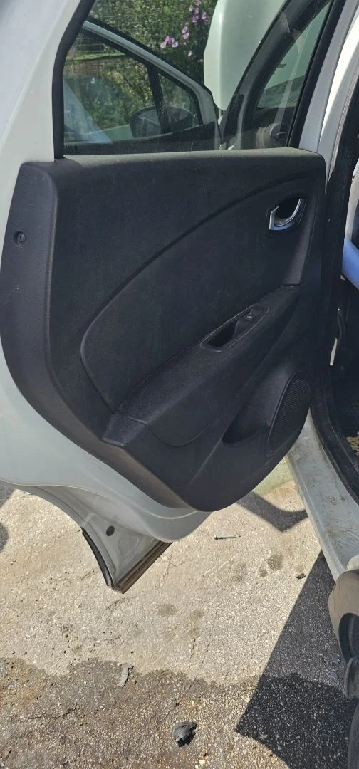 Foto de GUARNECIDO PUERTA TRASERA IZQUIERDA RENAULT CAPTUR I 1.5 dCi Diesel FAP (110 CV / 81 KW)