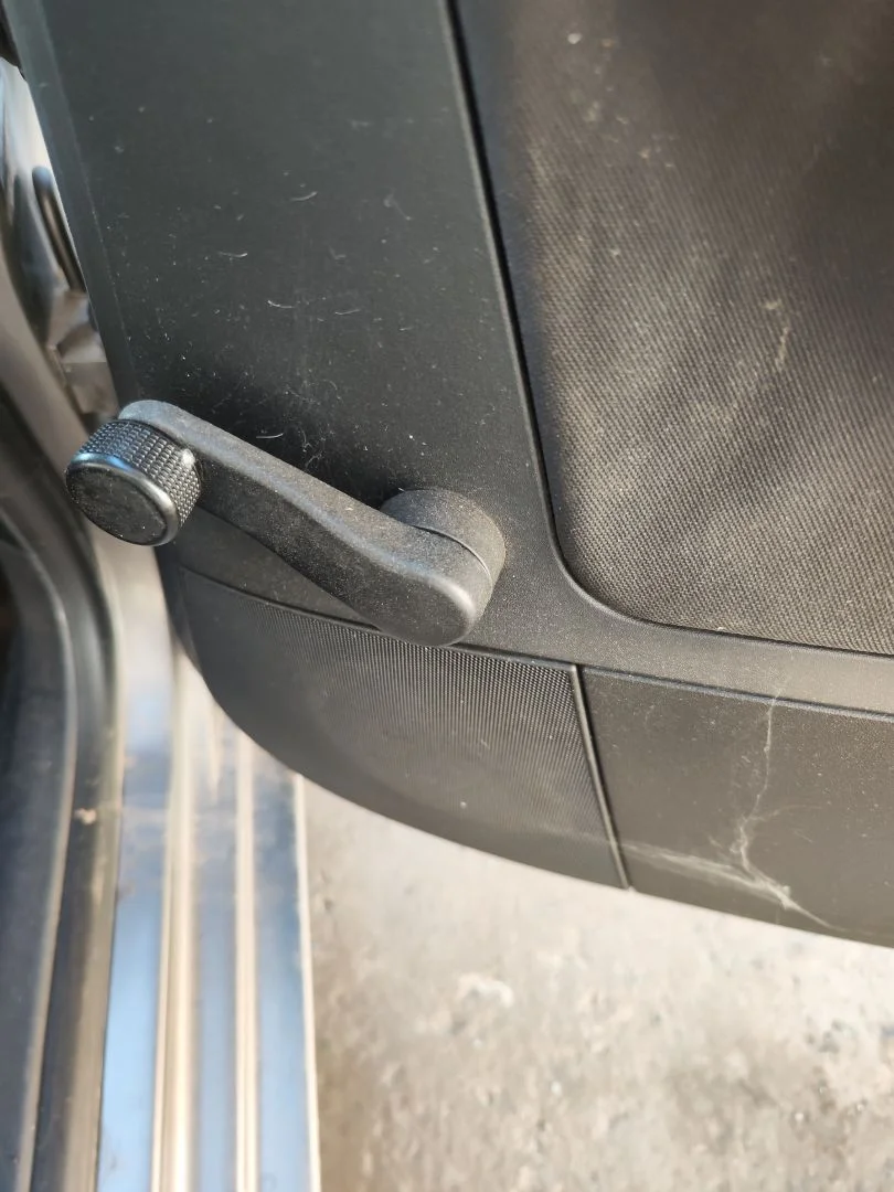 Foto de MANETA ELEVALUNAS TRASERA DERECHA SEAT IBIZA (6L1) 1.9 TDI (101 CV / 74 KW)