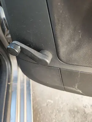 Foto de MANETA ELEVALUNAS TRASERA DERECHA SEAT IBIZA (6L1) 1.9 TDI (101 CV / 74 KW)