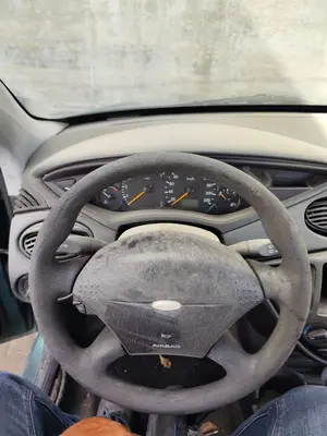 Foto de VOLANTE FORD FOCUS BERLINA (CAK) 1.6 16V CAT (101 CV / 74 KW)