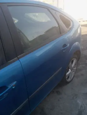 Foto de PUERTA TRASERA IZQUIERDA FORD FOCUS BERLINA (CAP) 1.6 TDCi CAT (109 CV / 80 KW)