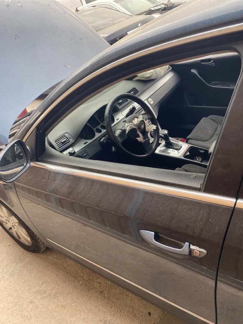 Foto de PUERTA DELANTERA IZQUIERDA VOLKSWAGEN PASSAT BERLINA (3C2) 2.0 TDI (140 CV / 103 KW) referencia 3C4831055J