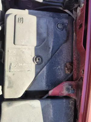 Foto de CAJA RELES / FUSIBLES RENAULT MEGANE II BERLINA 5P 1.5 dCi Diesel (106 CV / 78 KW)