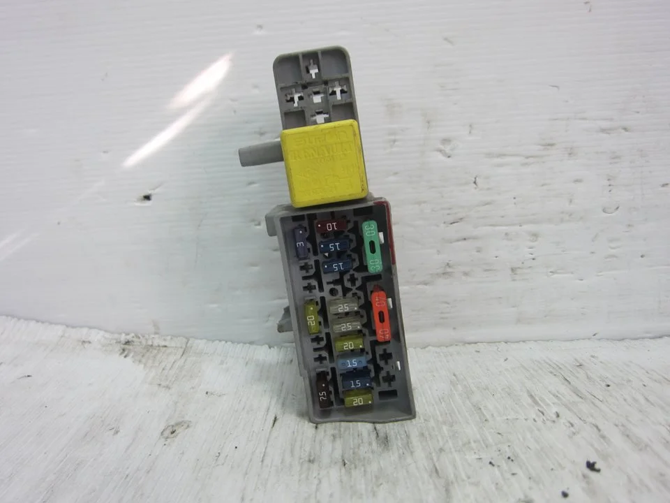 Foto de CAJA RELES / FUSIBLES RENAULT MEGANE II BERLINA 3P 1.5 dCi Diesel (101 CV / 74 KW) referencia 8200051112
