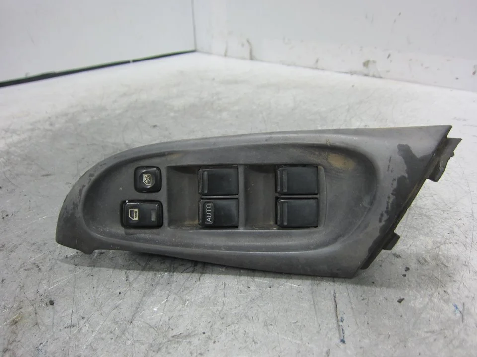 Foto de MANDO ELEVALUNAS DELANTERO IZQUIERDO NISSAN ALMERA (N16/E) 2.2 16V Turbodiesel CAT (110 CV / 81 KW) referencia 80961