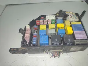Foto de CAJA RELES / FUSIBLES HYUNDAI ELANTRA (XD) referencia 5X18212 foto 3