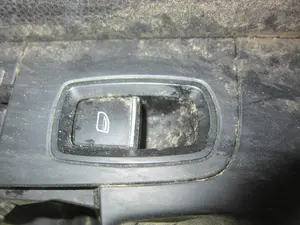 Foto de MANDO ELEVALUNAS TRASERO IZQUIERDO PORSCHE CAYENNE (TIPO 92A) 3.6 CAT (299 CV / 220 KW) referencia 7P5867375
