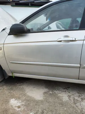 Foto de PUERTA DELANTERA IZQUIERDA KIA CERATO (LD) 1.5 CRDi (102 CV / 75 KW) referencia 760032F010