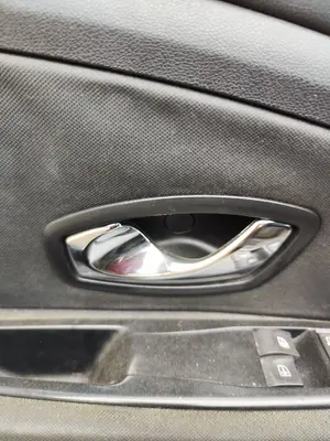 Foto de MANETA INTERIOR DELANTERA IZQUIERDA RENAULT MEGANE III BERLINA 5P 1.5 dCi Diesel FAP (110 CV / 81 KW)